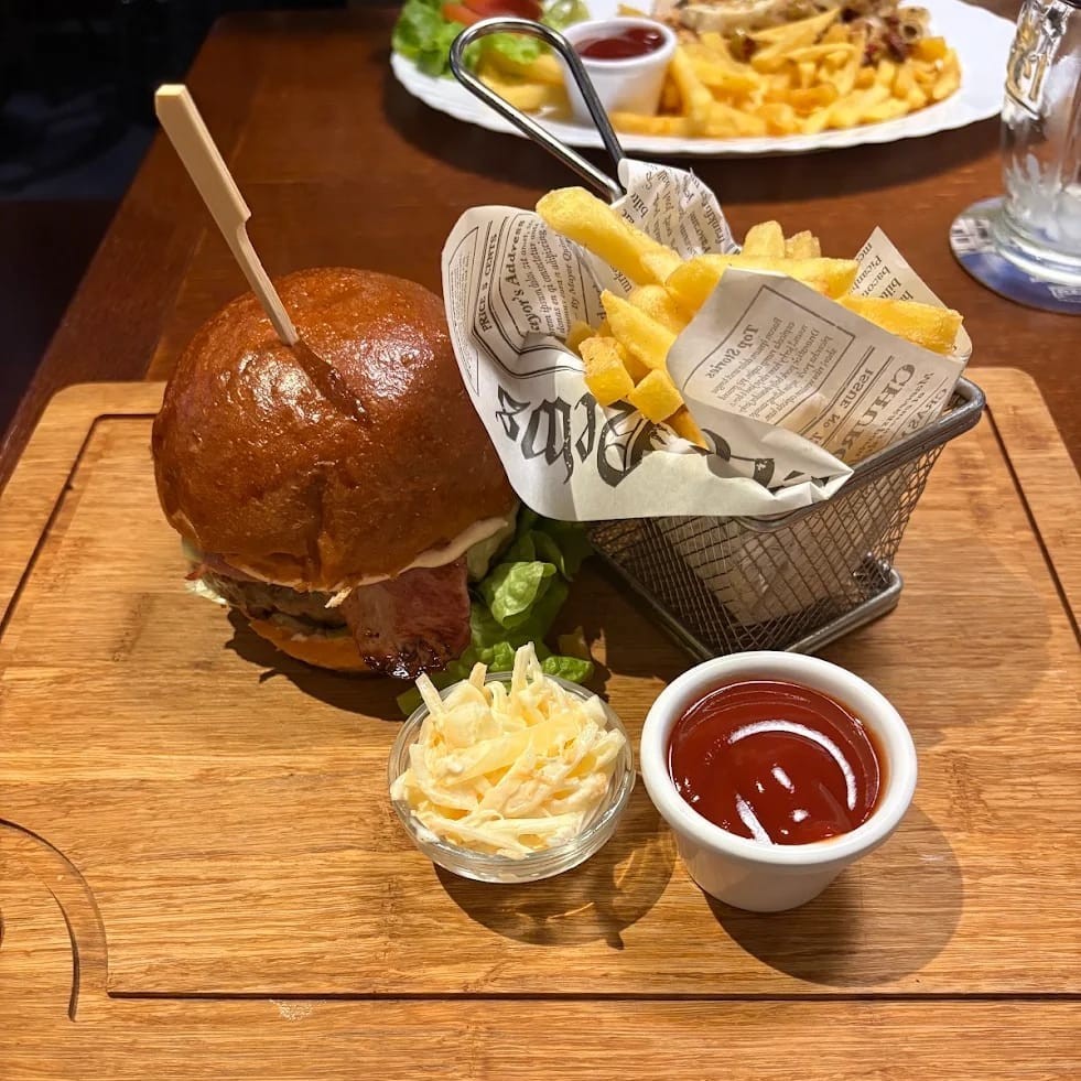 Domácí hovězí burger s hranolky v košíku, dipem a salátem coleslaw