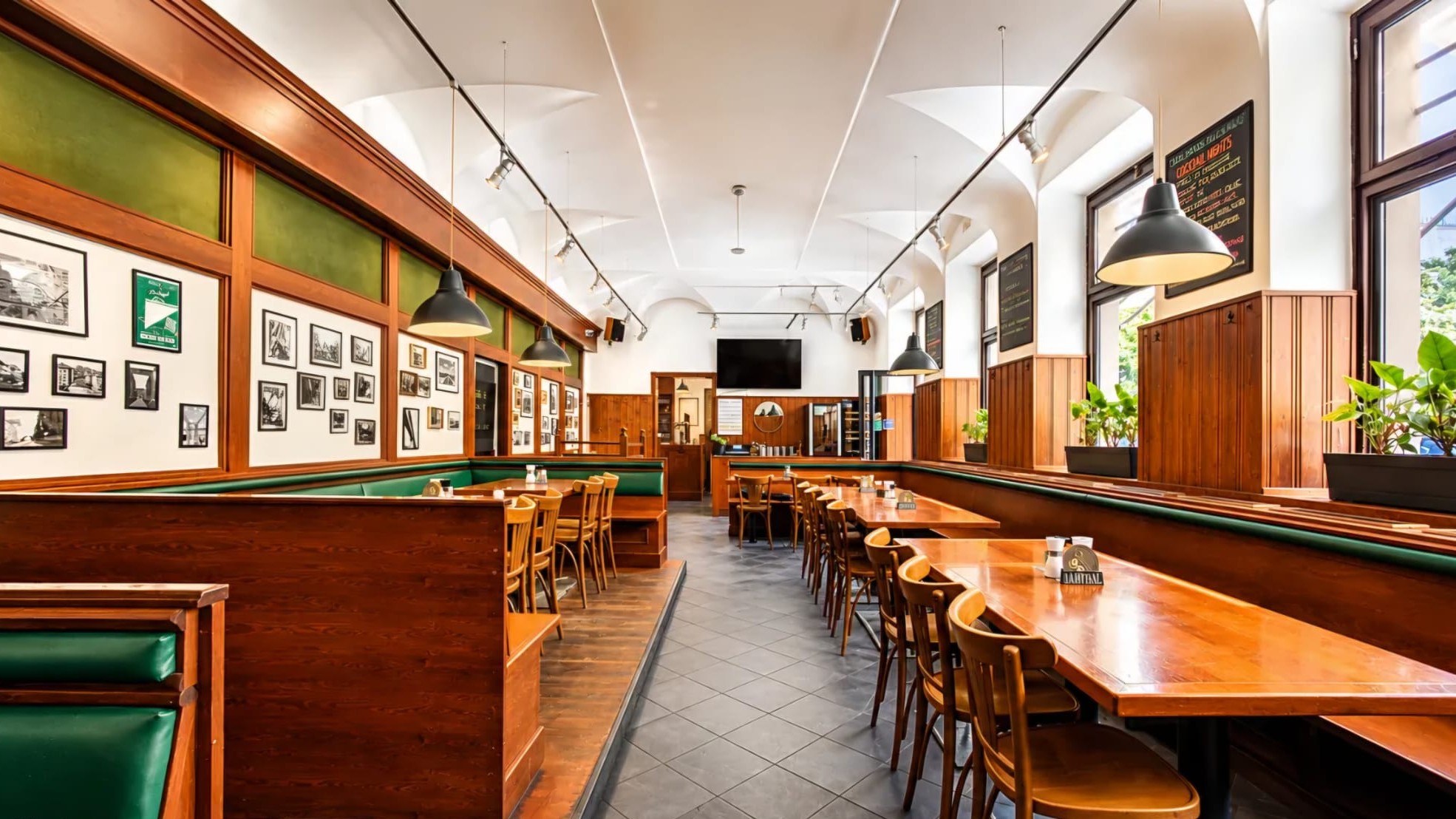 Pohled do hlavního sálu restaurace U Folimanky s dřevěným obložením a stoly