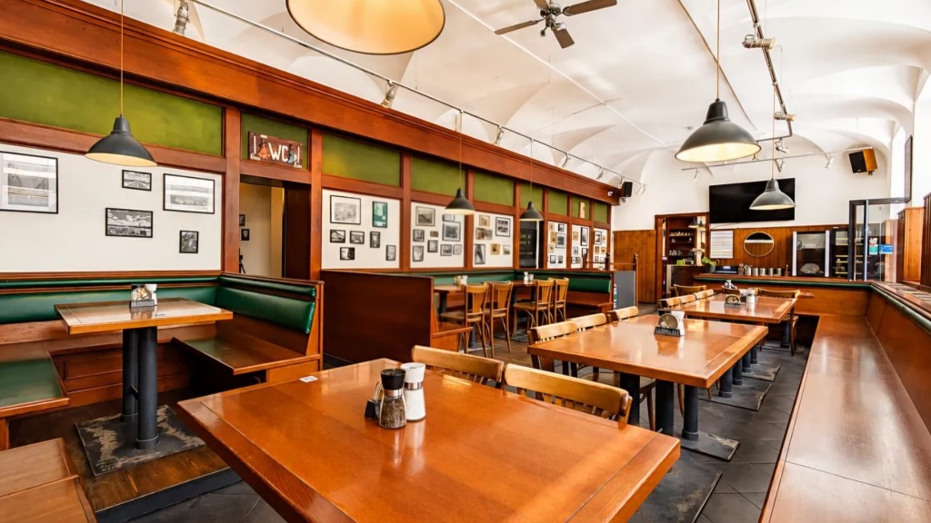 Interiér restaurace U Folimanky s dřevěnými boxy a posezením