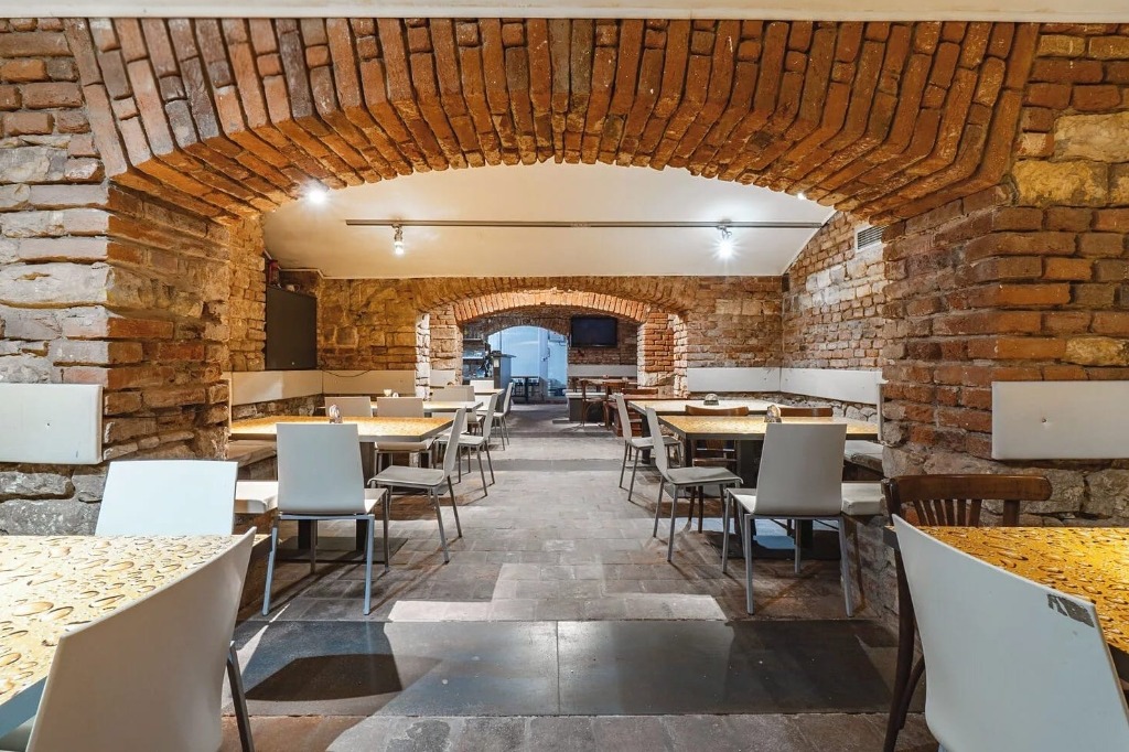 Historické spodní prostory restaurace U Folimanky s klenutými cihlovými oblouky